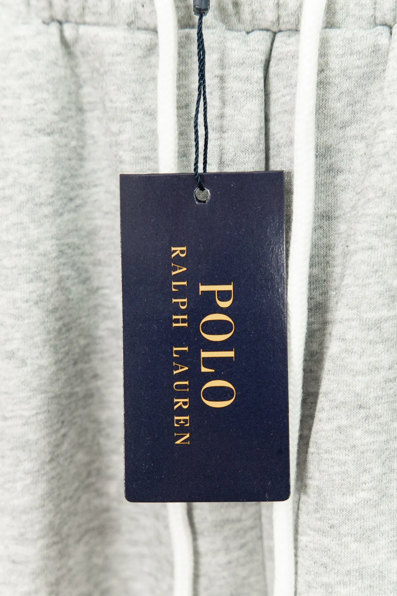 P180 model number: Y060 Ralph Lauren Ralph Lauren suit sweatpants. Pure cotton treated with anti-static technology. No dust, no lint. The elastic waist is used with a drawstring. It is very friendly to the figure. The cotton is comfortable and soft. The upper body is casual and free. Regular beveled double pockets on both sides. The white brand logo on the left leg of the trouser leg collides with the black of the pants. Although it is small, it is quite recognizable. The brand adds a young and fashionable atmosphere to the original sense of luxury. It can be called a cold-proof weapon. A simple base layer is enough to withstand the severe cold and make it more fluffy and warm. Color: gray, navy blue, black. Size: S-XL